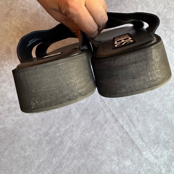 SENSO Black Criss-Cross Slides - Picture 5 of 7